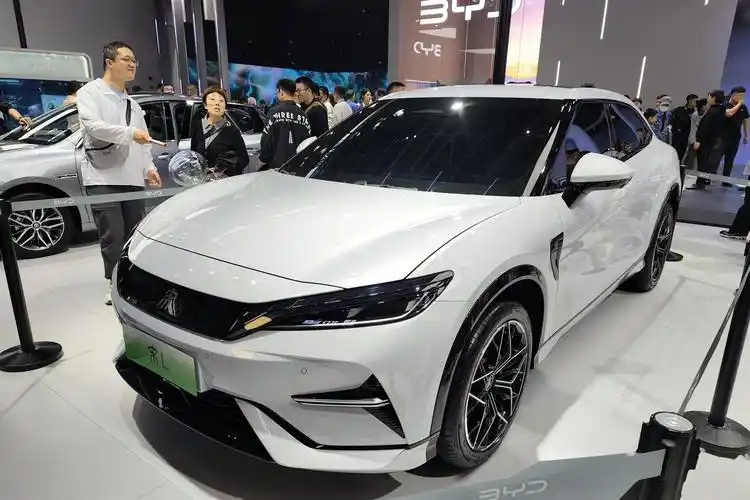 近日,比亚迪宋l量产版本已经到达全国各地车展,开始陆续展示,虽然内饰