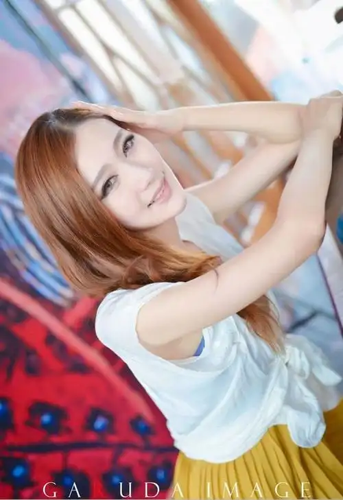 妩媚动人的时尚性感美女夏日咖啡馆唯美写真