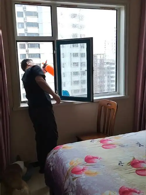 擦玻璃准备过年了 大扫除,增添过年的味道!