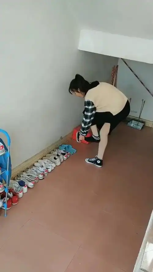 娱乐#体育生换鞋子,一排楼道都是小美女的鞋!网友:太壮观了!