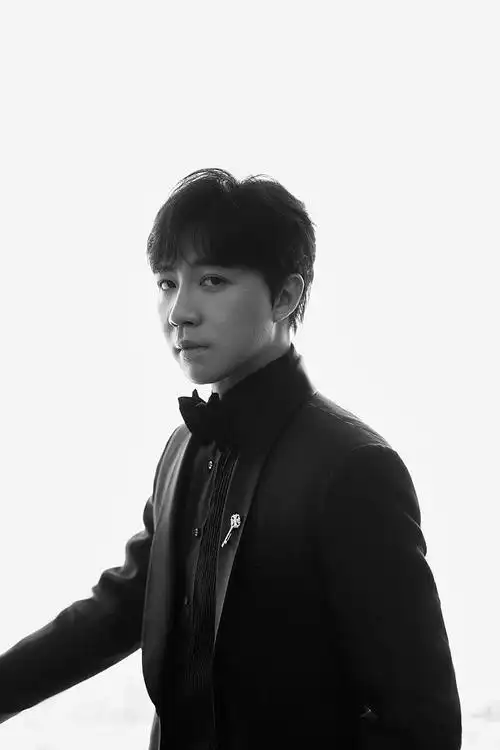 俞灏明亮相2021年金鸡百花电影节开幕优雅解锁主持人身份