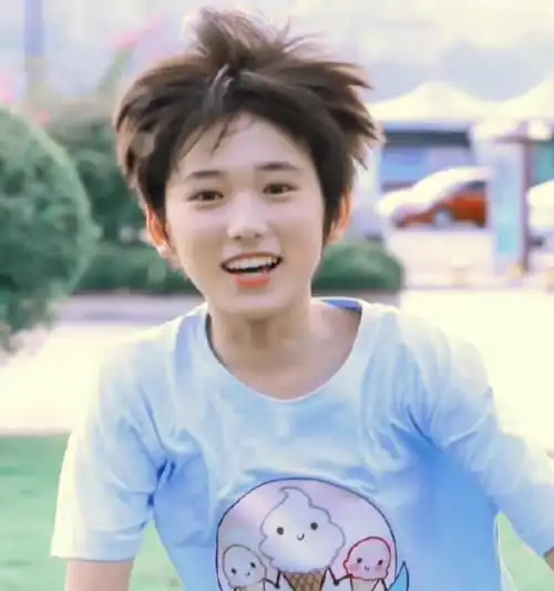 宋亚轩撞脸教材人物##宋亚轩撞脸教材售票员