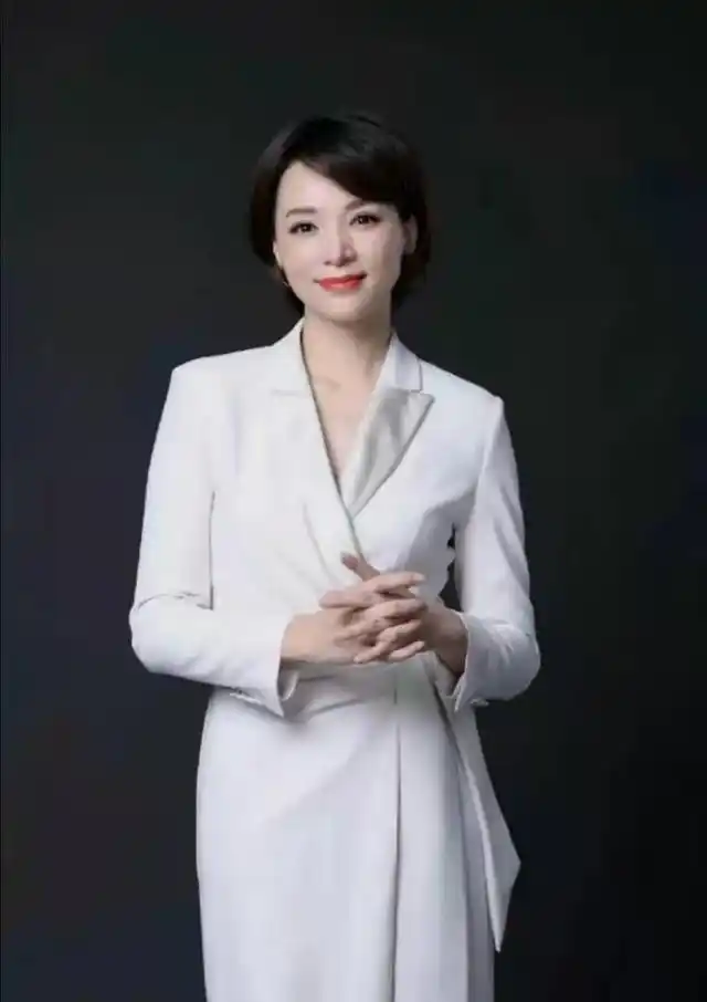 董卿庆47岁生日!穿修身毛衣搭波点裙秀蛮腰,中分短发优雅大气