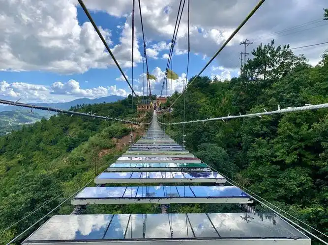 好心情不如快脚步 在这炎炎夏日里 来福建灵龙谷旅游景区 开启一场