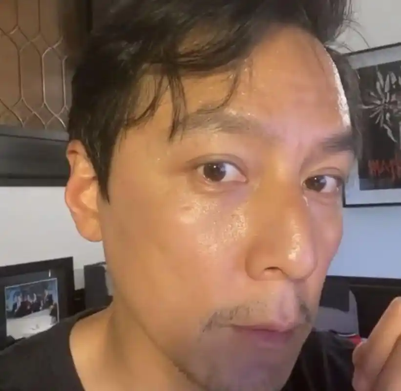 组图:吴彦祖自拍意外曝光头发稀疏 角度清奇怼脸拍"有颜任性"