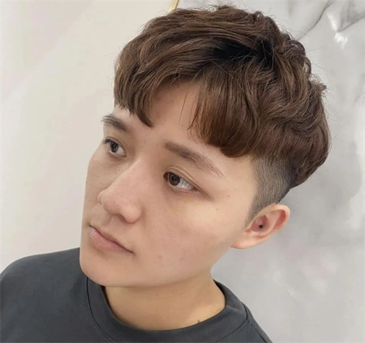 两边掏空的发型,无论是寸头,还是长发都能驾驭,只要头顶有些许头发