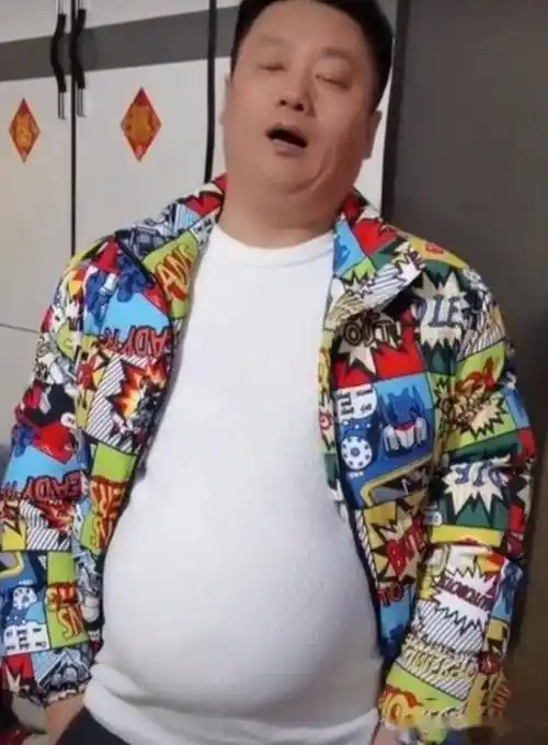 比如那些不注意形象,露出啤酒肚或者只会将衬衫塞进裤子腰带的搭配,都