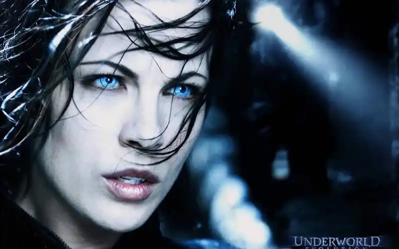 黑夜传说1吸血鬼女主镜头