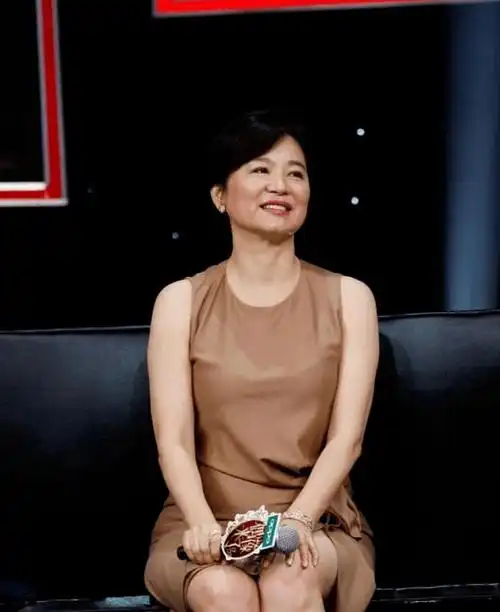 被69岁林青霞美到了,一袭黄色长裙 波波头太高级,美到了骨子里