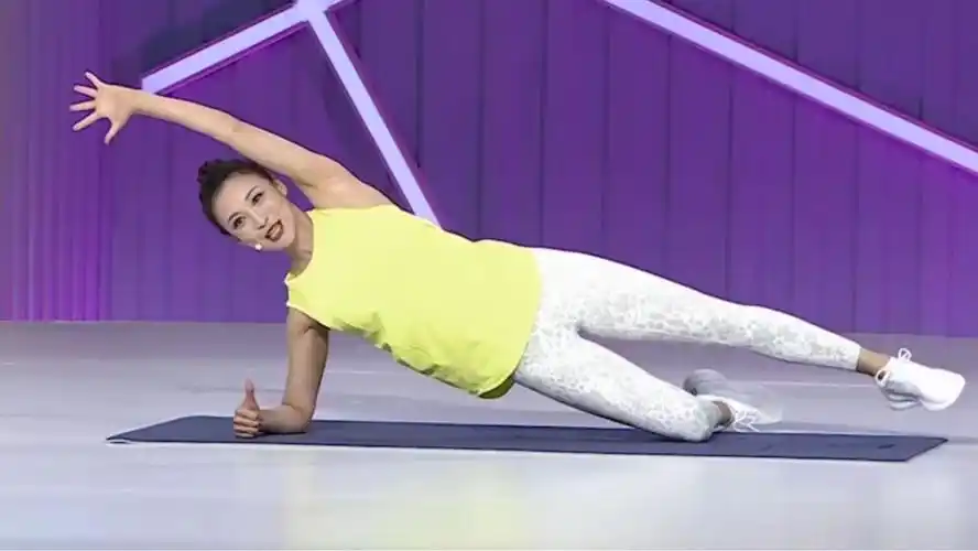 吴文英教练瑜伽课,垫上塑造马甲线,让你拥有妖娆身姿