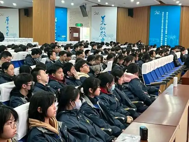 翟优在南京市宁海中学举办文脉赓续江苏中国画的发展历程美育讲座