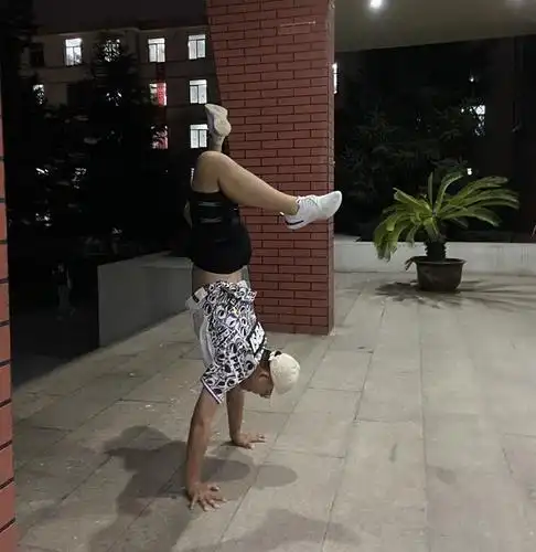 "breaking地板动作"