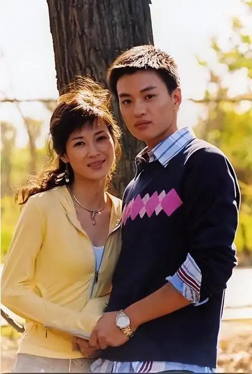 回顾痴恋周一围5年32岁嫁富商8年后老公负债童蕾经历了什么