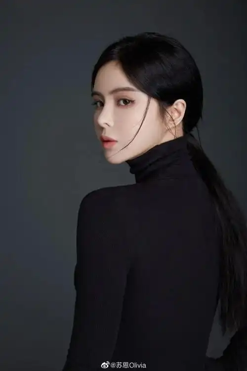 见闻1009韩茜茜意外出镜宝哥直播间展现s形曼妙身材