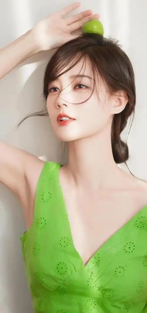 壁纸李一桐甜美写真