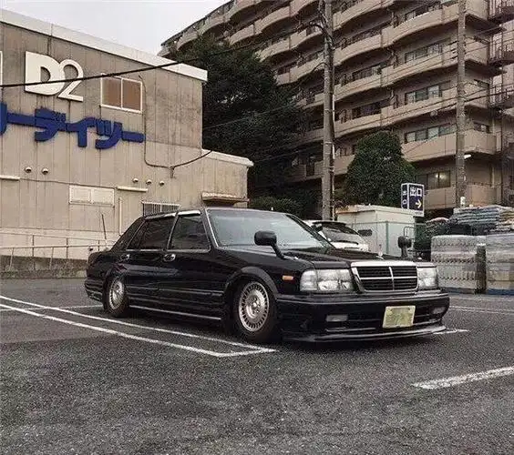 老一辈人都记得尼桑公爵王一部80年代的经典老车