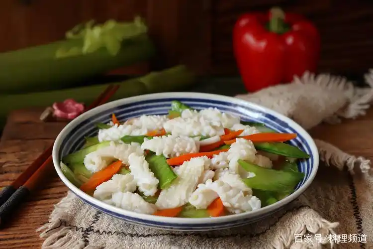 三蔬鱿鱼卷,制作的方法,值得你学习!