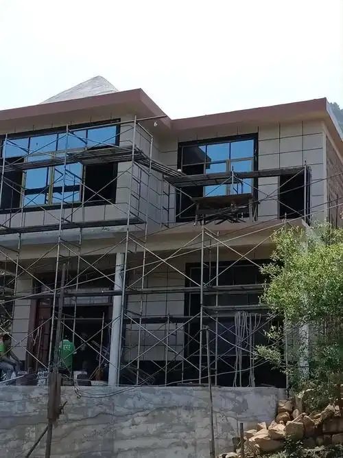 曾在农村风靡外墙贴瓷砖,为何现改成"喷砂"了?喷砂有何优势?