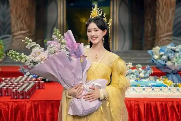 赵露思和李宏毅的旧图突然上了热搜,动图中李宏毅用手摸赵露思后背的