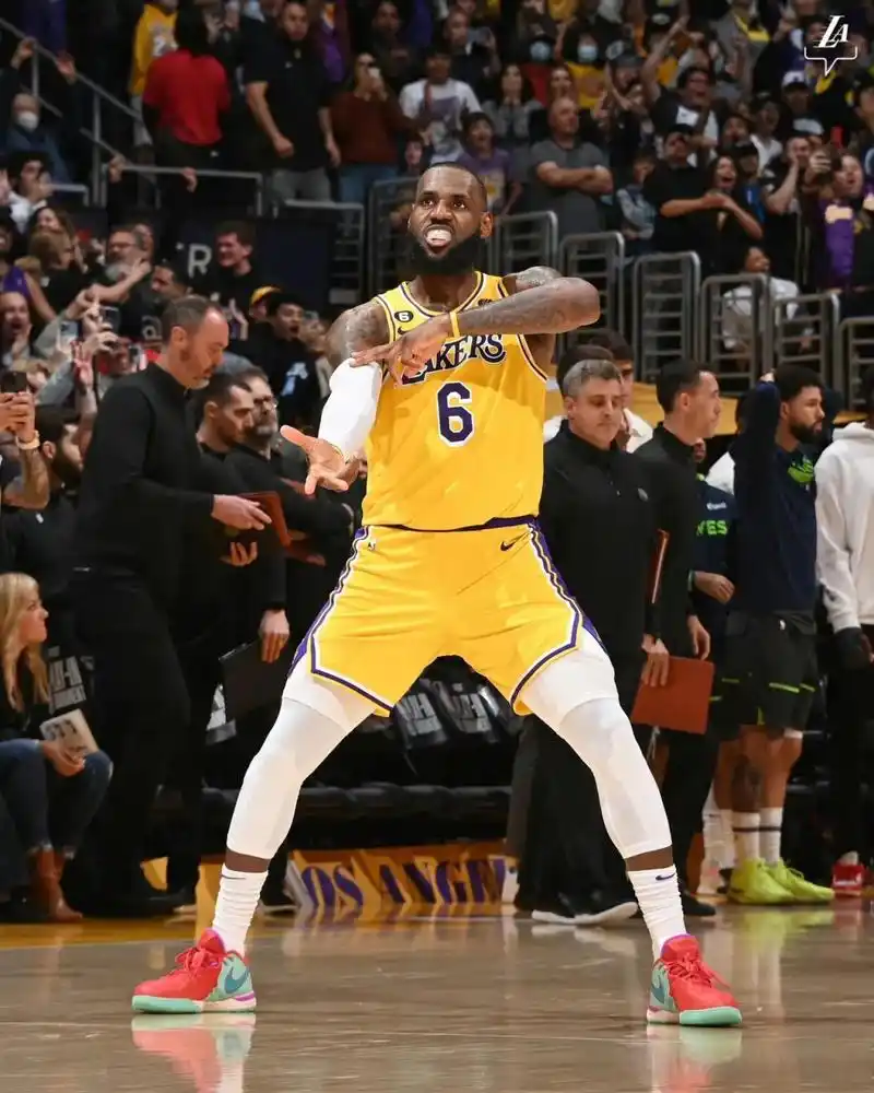 布莱斯效仿父亲詹姆斯庆祝动作!