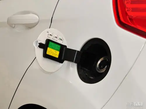 福特嘉年华两厢 2013款 1.0gtdi双离合劲动型--油箱盖开启 / 113