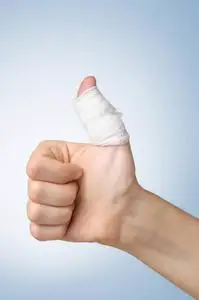 用绷带包扎受伤的手指照片