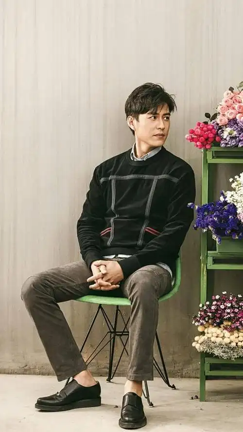 靳东2021年1月,年代谍战剧《无间》在浙江横店开拍,著名演员靳东扮演