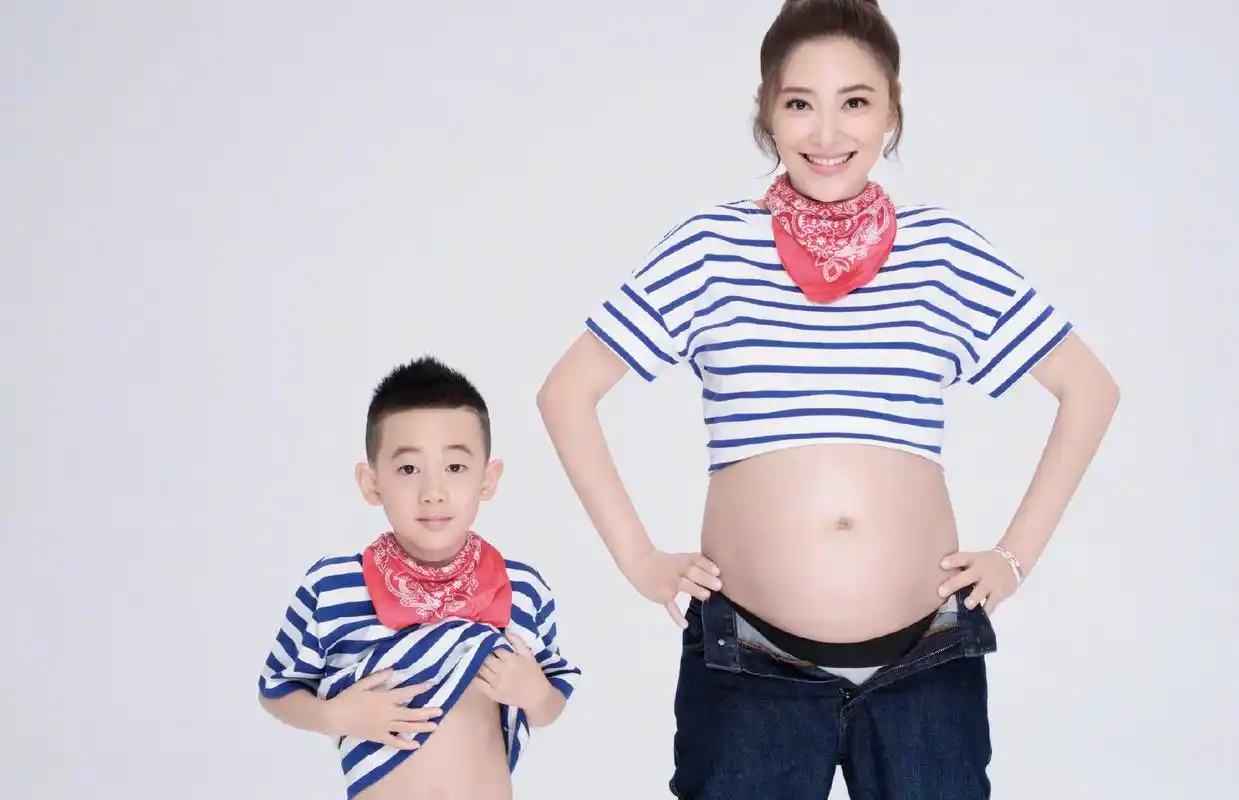应采儿晒陈小春拍摄的孕照蓝色条纹t恤配红色丝巾清爽减龄