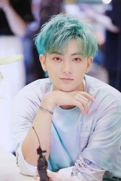 黄子韬薄荷绿发色清新帅气很吸睛的发型