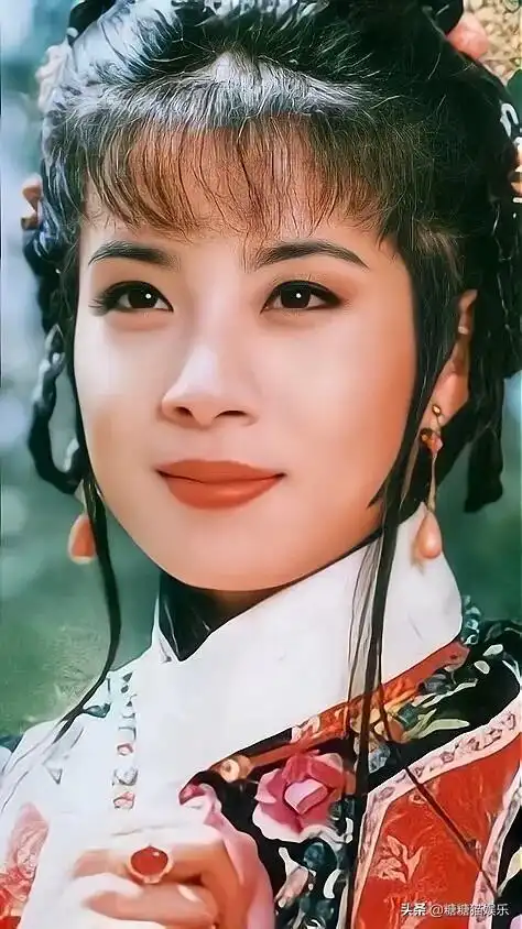 琼瑶女郎岳翎清丽脱俗气质非凡