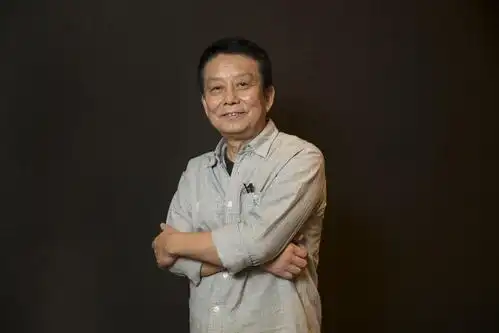 黄建新希望后辈能迅速地把我们碾碎踢走