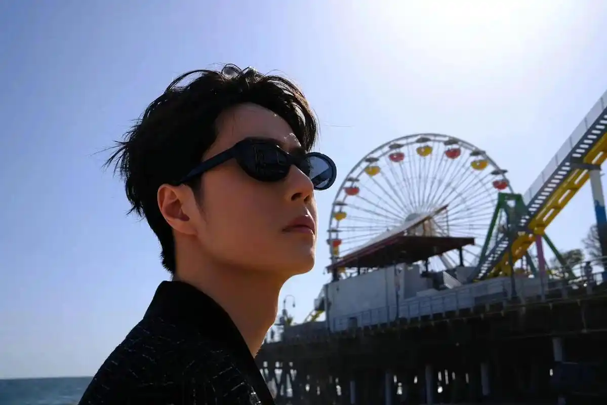 王一博穿搭 香奈儿洛杉矶秀场 王一博亮相香奈儿早春系列秀场,身着