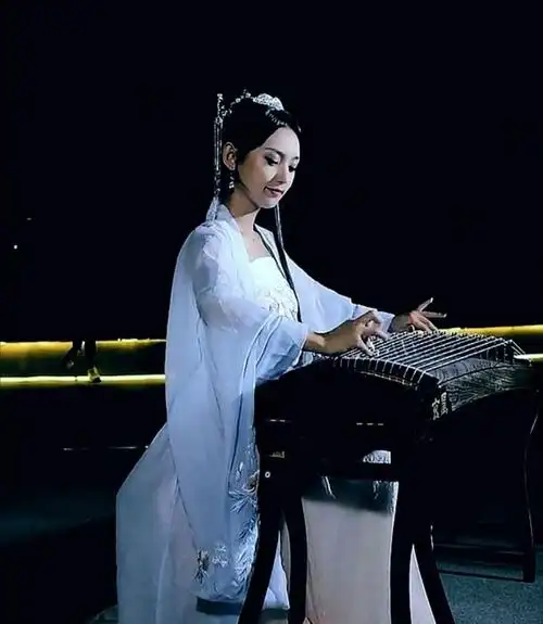 美女与古筝杨巨源雪中听筝玉柱泠泠对寒雪清商怨徵声何切谁怜楚客向隅