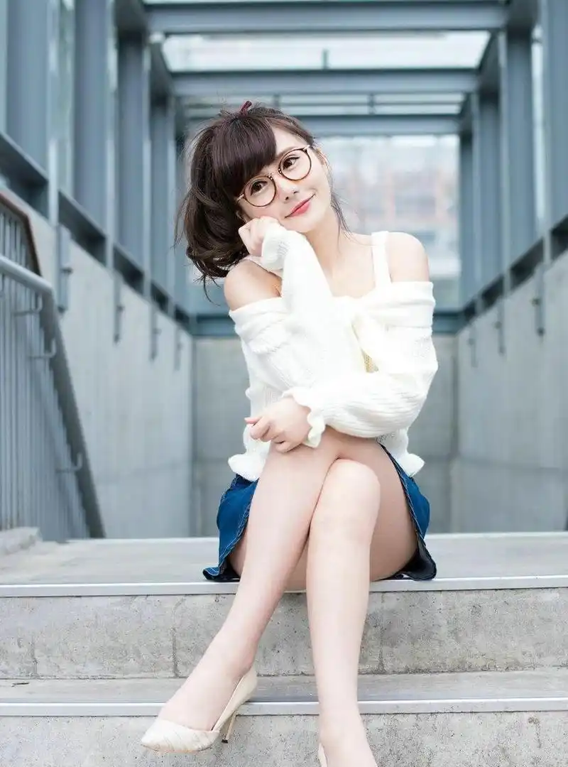 户外人像摄影美图,带着圆框眼睛的青春靓丽女孩.