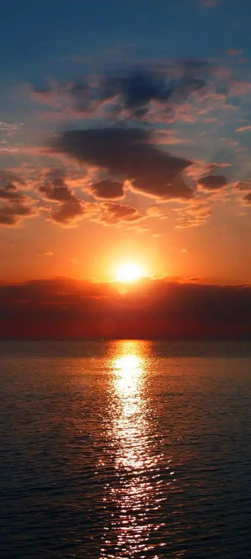 黄昏日落西山金黄色的夕阳美景