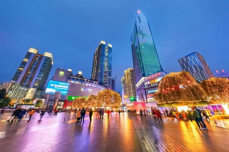 繁华的观音桥商圈步行街