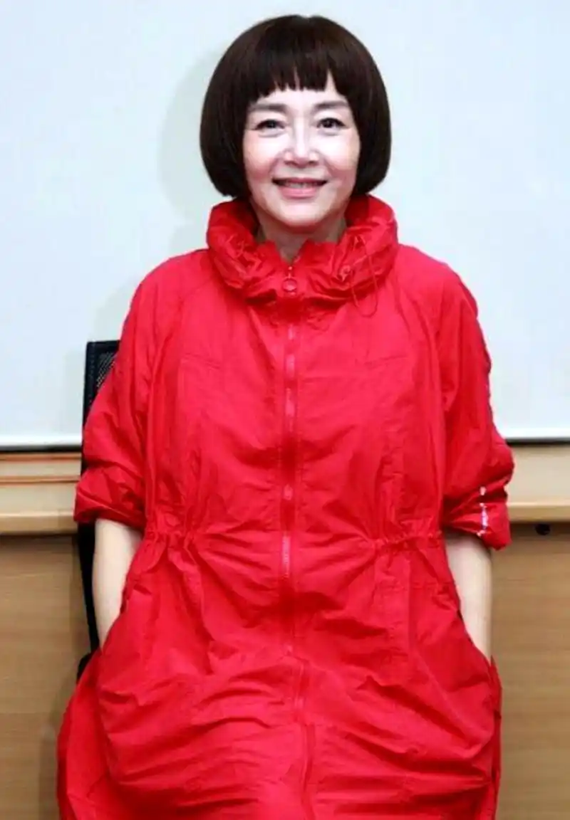 关菊英不美,但有她自己独特的吸引人的气质,和年轻时相比如今的她气质