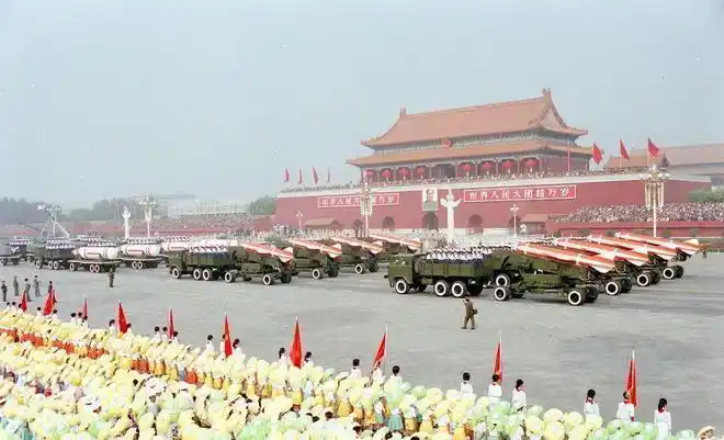 高清彩照1984年大阅兵很多士兵上过战场透着杀气霸气