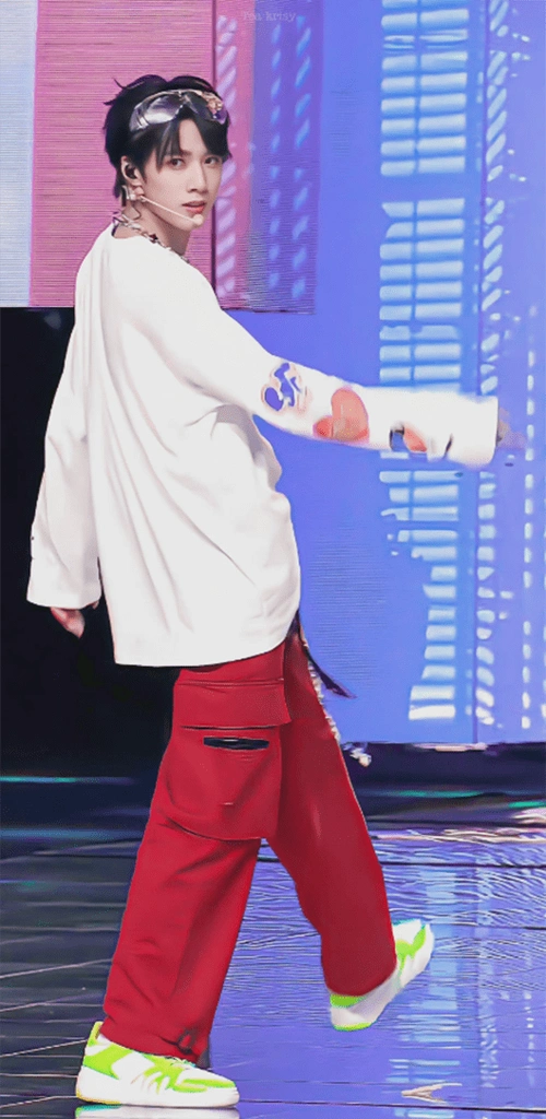 刘耀文晒演唱会自拍照,挑眉 wink好甜,期待下一次的舞台_少年团_无尽