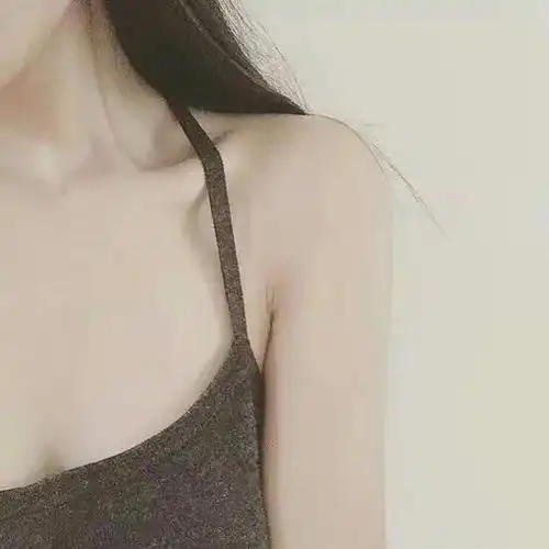 女生头像半身不—露头黑色吊带