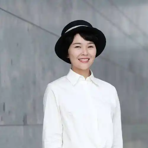 宁远,也叫宁不远.写字画画也做衣服的姑娘.