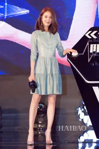 刘诗诗身着blumarine 2016秋冬系列衬衫裙现身代言活动