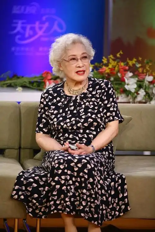 秦怡99岁还这么漂亮即使白发苍苍又多皱但老艺术家气质优雅