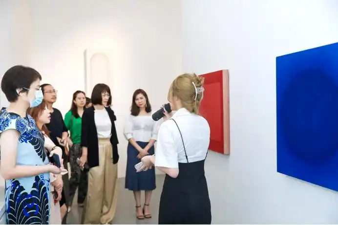 琴音翩跹爱与美同行蓝岸画廊助力深圳交响乐公益事业发展