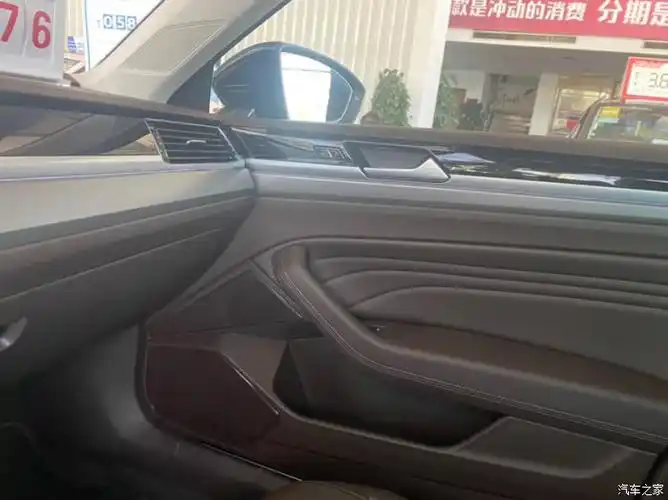 来个副驾照片,很宽敞,棕色内饰也是很漂亮的,但是本人还是喜欢黑色