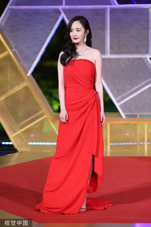 杨幂亮相32届金鸡奖红毯 抹胸红裙妩媚性感