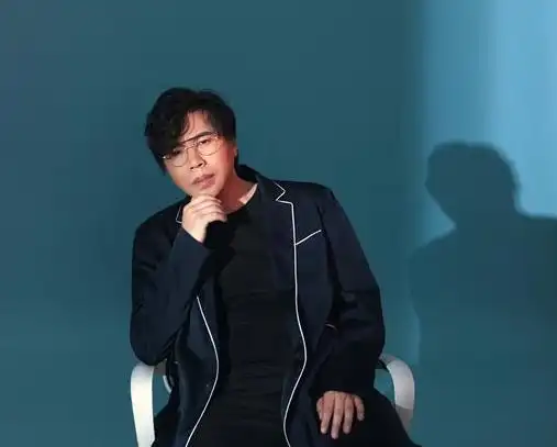 卢庚戌拍《一生有你》,何炅拍《栀子花开》,经典歌曲能延续吗?