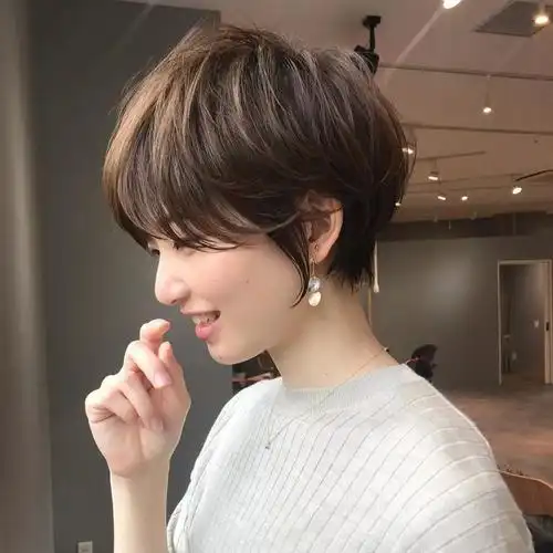 整体发型很蓬松,这种类型的短发一般都是搭配中长的刘海