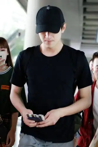 林更新黑t搭短裤现身机场,开启随性穿搭新模式!