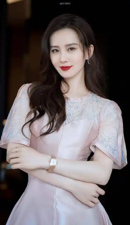 刘诗诗身穿粉色连衣裙拍时尚大片,气质优雅仪态万千_披肩_淑女_长发